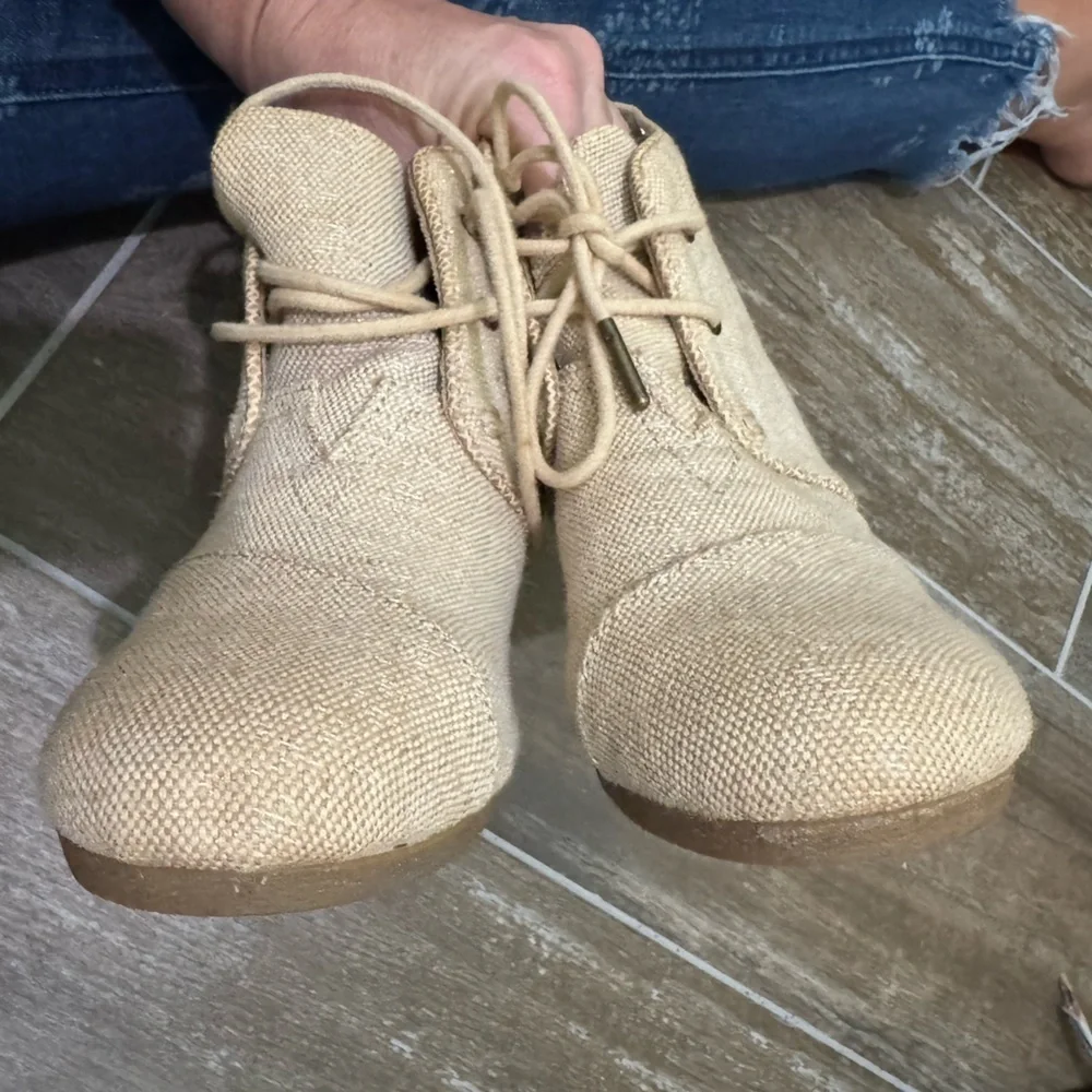 Toms Cream Wedge Shoes with Classic Design 8.5 NWOT